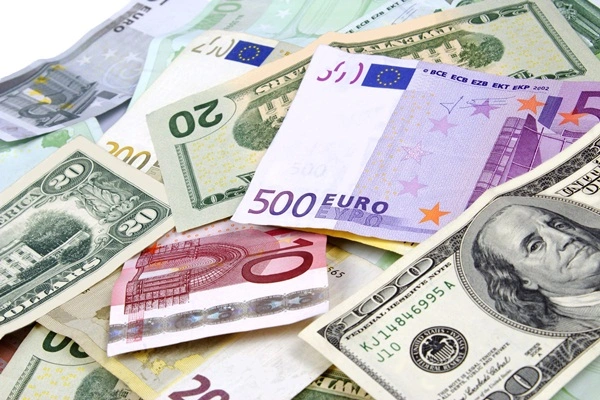Gyenge maradt a dollár, 1,15 felett ragadt az EUR/USD